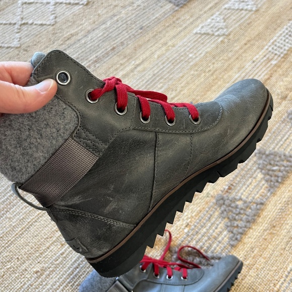 Sorel shearling lined boots, never worn - Picture 3 of 6